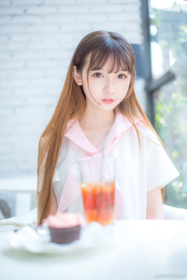 “我之前已经飞鸽传书，让主公派人过来接管汉中，如今汉中已定，张鲁可以送去长安书院当他的道家天师了，你这段时间做好交接准备，交接完毕之后，想必阆中那边已经有了消息，若功成，就立刻带着六千精锐入阆中，助我稳定军心。”庞统点点头，少有的正色道。
